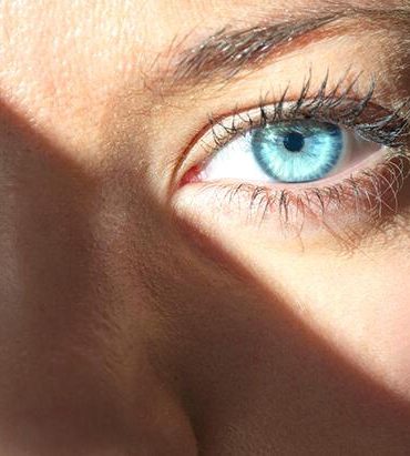 gozleri-gunesin-olumsuz-etkilerinden-korumanin-6-yolu-70a7f93b033553332ff96ac0fc5132d9